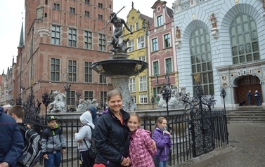 Ksiądz proboszcz z dziećmi ze wsp&oacute;lnot parafialnych na Przylądku Rozewie: 15-18.06.2015r.