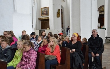 Ksiądz proboszcz z dziećmi ze wsp&oacute;lnot parafialnych na Przylądku Rozewie: 15-18.06.2015r.