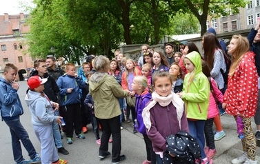 Ksiądz proboszcz z dziećmi ze wsp&oacute;lnot parafialnych na Przylądku Rozewie: 15-18.06.2015r.