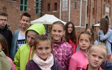 Ksiądz proboszcz z dziećmi ze wsp&oacute;lnot parafialnych na Przylądku Rozewie: 15-18.06.2015r.