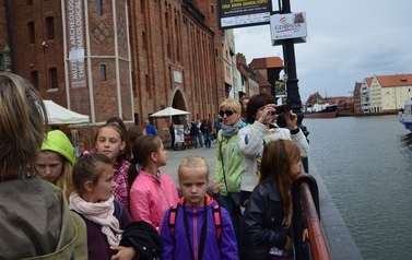 Ksiądz proboszcz z dziećmi ze wsp&oacute;lnot parafialnych na Przylądku Rozewie: 15-18.06.2015r.
