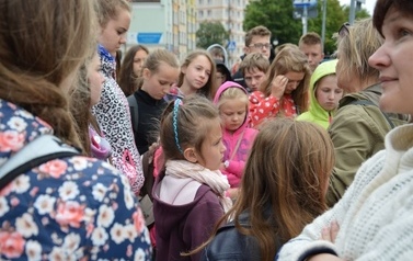 Ksiądz proboszcz z dziećmi ze wsp&oacute;lnot parafialnych na Przylądku Rozewie: 15-18.06.2015r.
