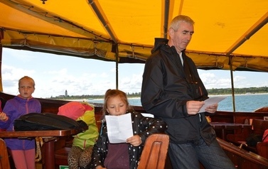 Ksiądz proboszcz z dziećmi ze wsp&oacute;lnot parafialnych na Przylądku Rozewie: 15-18.06.2015r.