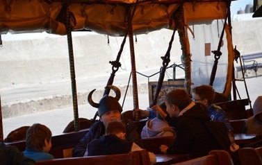 Ksiądz proboszcz z dziećmi ze wsp&oacute;lnot parafialnych na Przylądku Rozewie: 15-18.06.2015r.