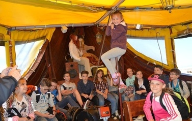 Ksiądz proboszcz z dziećmi ze wsp&oacute;lnot parafialnych na Przylądku Rozewie: 15-18.06.2015r.