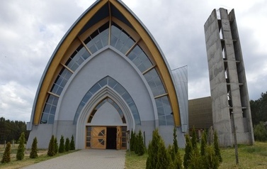 Ksiądz proboszcz z dziećmi ze wsp&oacute;lnot parafialnych na Przylądku Rozewie: 15-18.06.2015r.