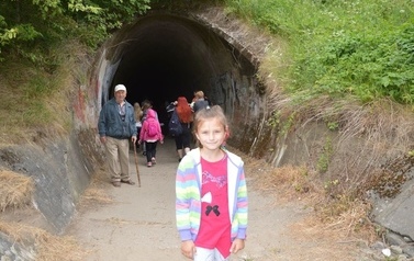 Ksiądz proboszcz z dziećmi ze wsp&oacute;lnot parafialnych na Przylądku Rozewie: 15-18.06.2015r.