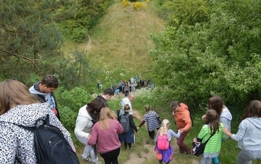 Ksiądz proboszcz z dziećmi ze wsp&oacute;lnot parafialnych na Przylądku Rozewie: 15-18.06.2015r.