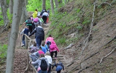Ksiądz proboszcz z dziećmi ze wsp&oacute;lnot parafialnych na Przylądku Rozewie: 15-18.06.2015r.