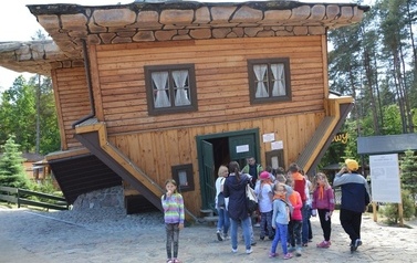 Ksiądz proboszcz z dziećmi ze wsp&oacute;lnot parafialnych na Przylądku Rozewie: 15-18.06.2015r.