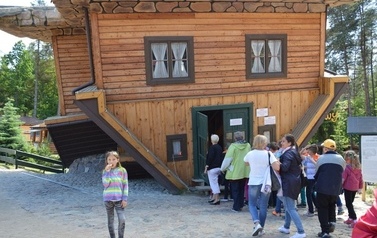 Ksiądz proboszcz z dziećmi ze wsp&oacute;lnot parafialnych na Przylądku Rozewie: 15-18.06.2015r.