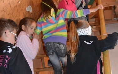Ksiądz proboszcz z dziećmi ze wsp&oacute;lnot parafialnych na Przylądku Rozewie: 15-18.06.2015r.