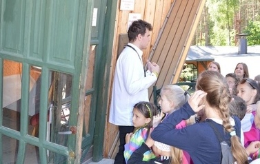 Ksiądz proboszcz z dziećmi ze wsp&oacute;lnot parafialnych na Przylądku Rozewie: 15-18.06.2015r.