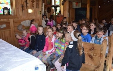 Ksiądz proboszcz z dziećmi ze wsp&oacute;lnot parafialnych na Przylądku Rozewie: 15-18.06.2015r.