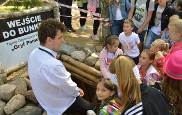 Ksiądz proboszcz z dziećmi ze wsp&oacute;lnot parafialnych na Przylądku Rozewie: 15-18.06.2015r.