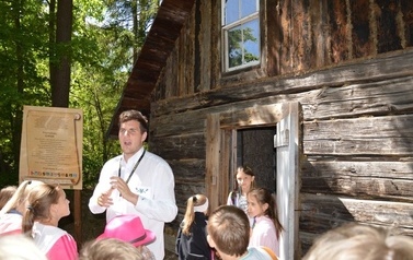 Ksiądz proboszcz z dziećmi ze wsp&oacute;lnot parafialnych na Przylądku Rozewie: 15-18.06.2015r.