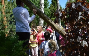 Ksiądz proboszcz z dziećmi ze wsp&oacute;lnot parafialnych na Przylądku Rozewie: 15-18.06.2015r.