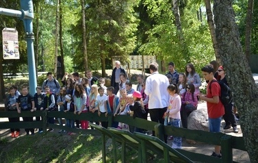 Ksiądz proboszcz z dziećmi ze wsp&oacute;lnot parafialnych na Przylądku Rozewie: 15-18.06.2015r.