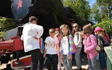 Ksiądz proboszcz z dziećmi ze wsp&oacute;lnot parafialnych na Przylądku Rozewie: 15-18.06.2015r.
