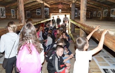 Ksiądz proboszcz z dziećmi ze wsp&oacute;lnot parafialnych na Przylądku Rozewie: 15-18.06.2015r.