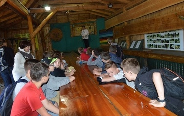 Ksiądz proboszcz z dziećmi ze wsp&oacute;lnot parafialnych na Przylądku Rozewie: 15-18.06.2015r.