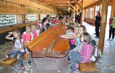 Ksiądz proboszcz z dziećmi ze wsp&oacute;lnot parafialnych na Przylądku Rozewie: 15-18.06.2015r.